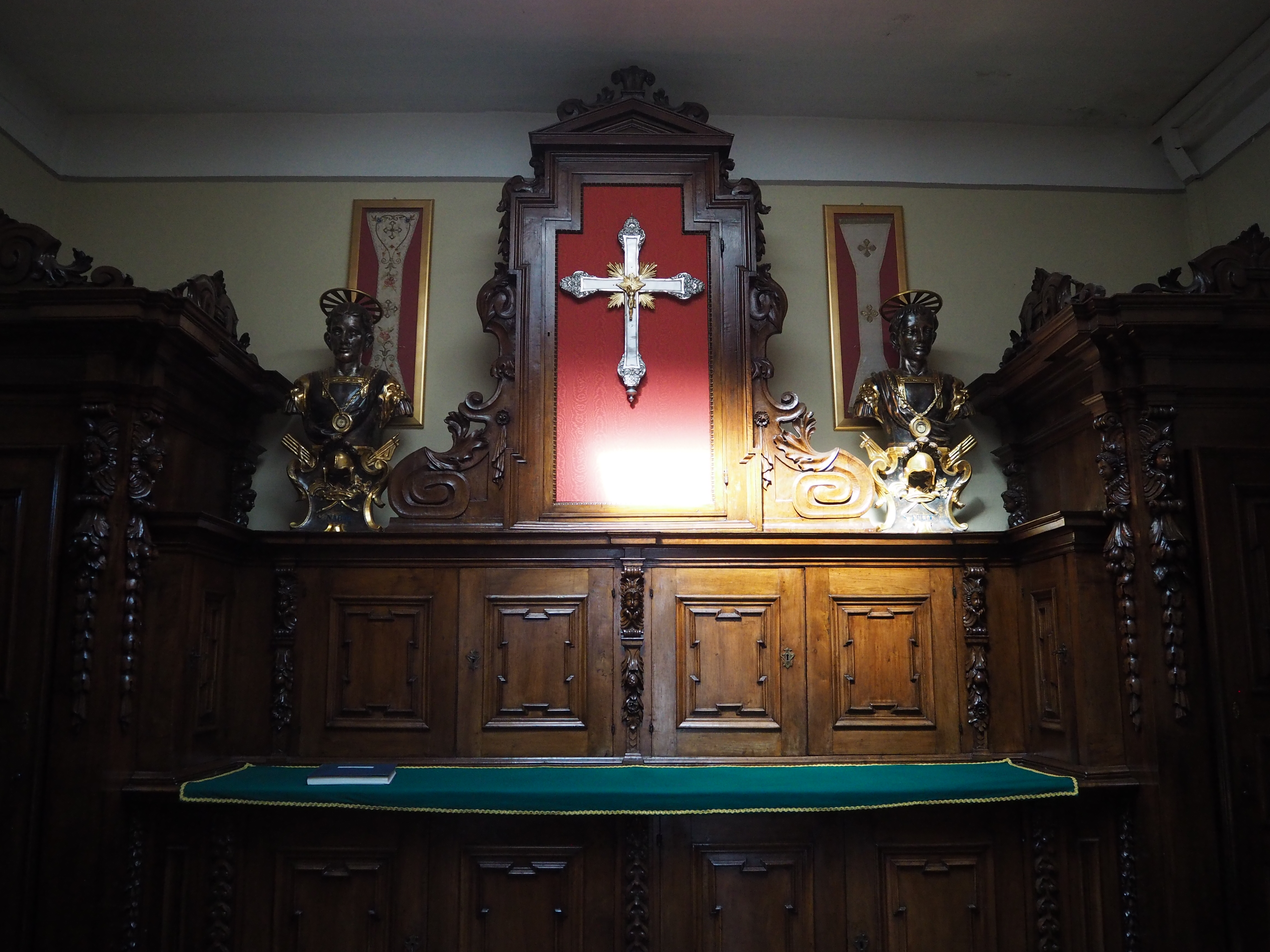 I due busti contenenti i medaglioni con le reliquie, Sacrestia della Chiesa parrocchiale di San Pietro, Lodi Vecchio 